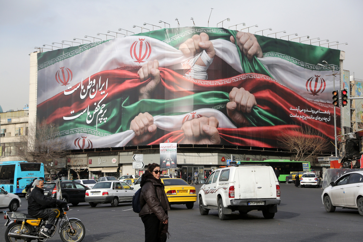 Giant banner featuring Iranian flag, hung at Enghelab Square in Tehran amid protests