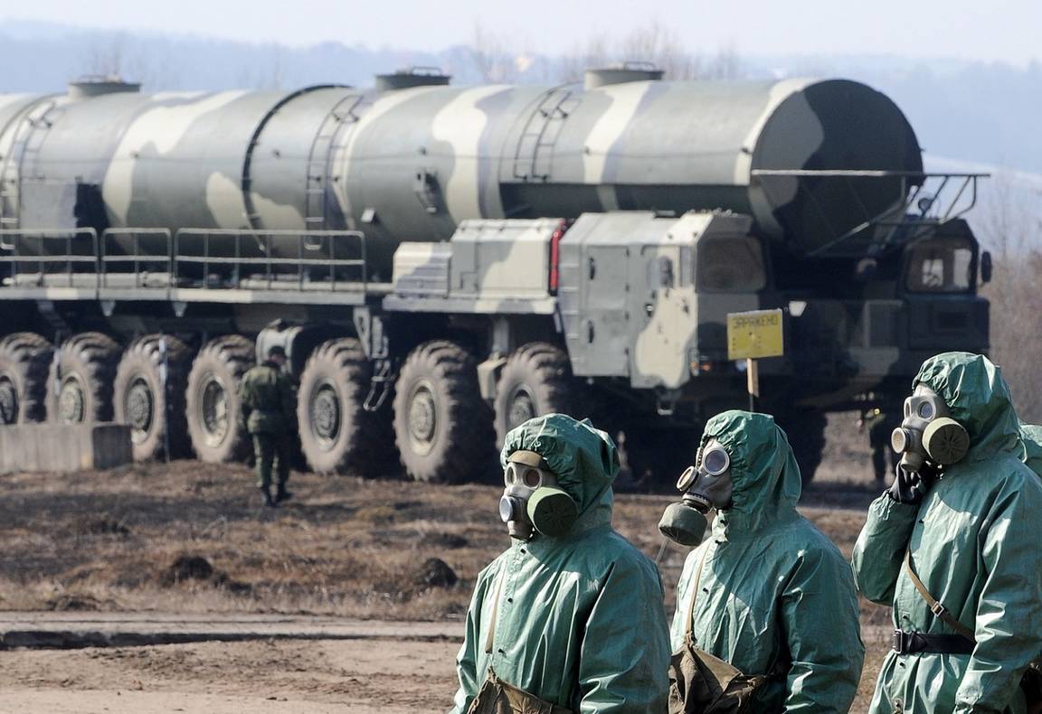 GettyImages-98304767_Russia_nuclear_chemicalsuits.jpg
