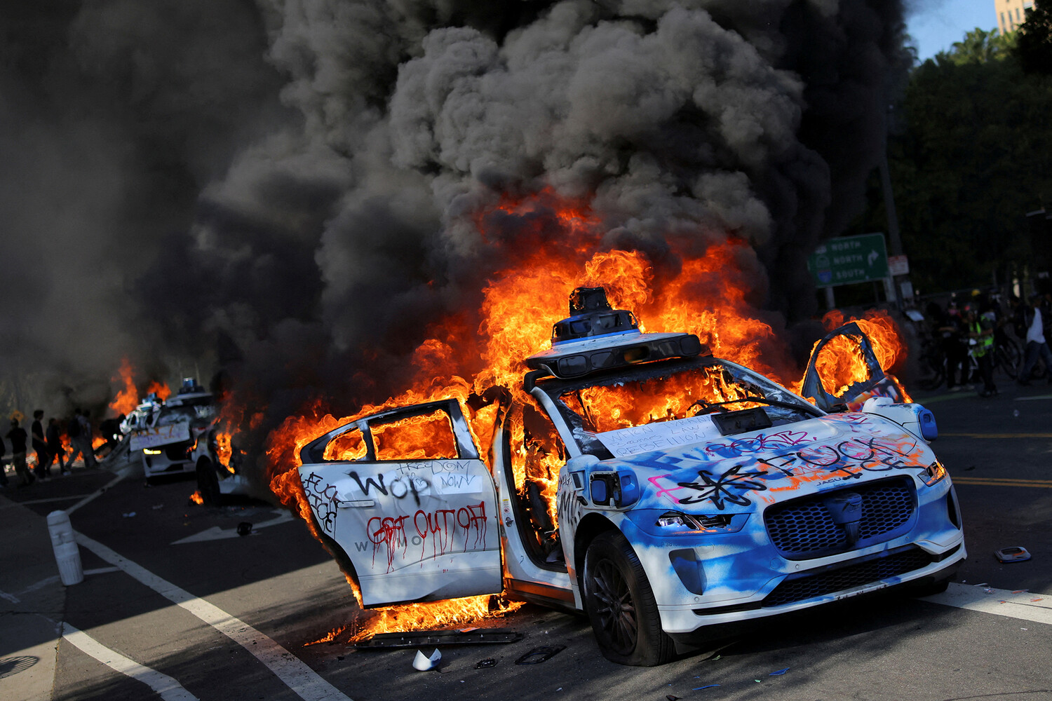upload-2025-06-09T022451Z_1718508324_RC2OYEA5MWYB_RTRMADP_3_USA-MIGRATION-PROTEST-LOS-ANGELES-pic4_zoom-1500x1500-4290.jpg