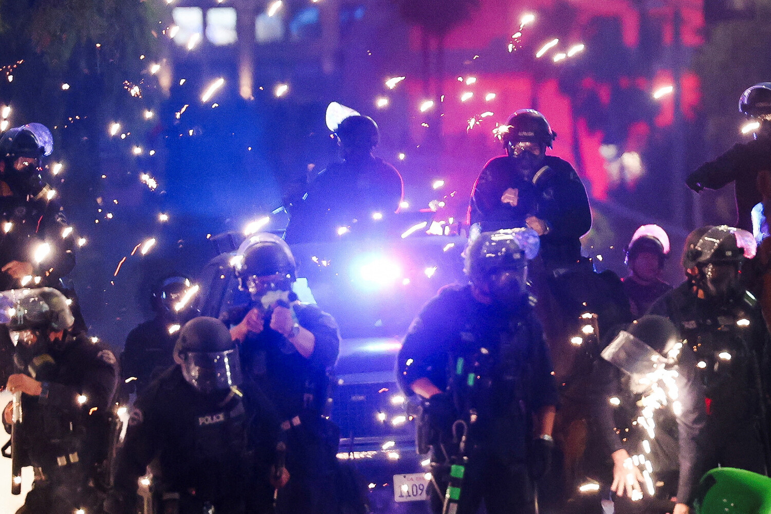 upload-2025-06-09T034859Z_1239251316_RC2RYEASXM45_RTRMADP_3_USA-MIGRATION-PROTEST-LOS-ANGELES-pic4_zoom-1500x1500-85498.jpg